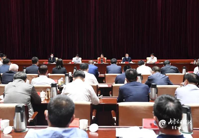 王莉霞主席主持召開(kāi)自治區(qū)民營(yíng)企業(yè)座談會(huì)，周勇會(huì)長(zhǎng)作專(zhuān)題匯報(bào)